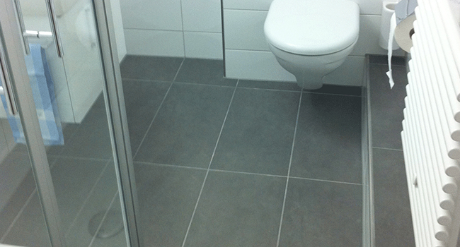 graue Bodenplatten im WC